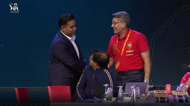 MI’s Akash Ambani acknowledges RCB’s decision of not using RTM on Will Jacks with a firm handshake during the IPL Auction