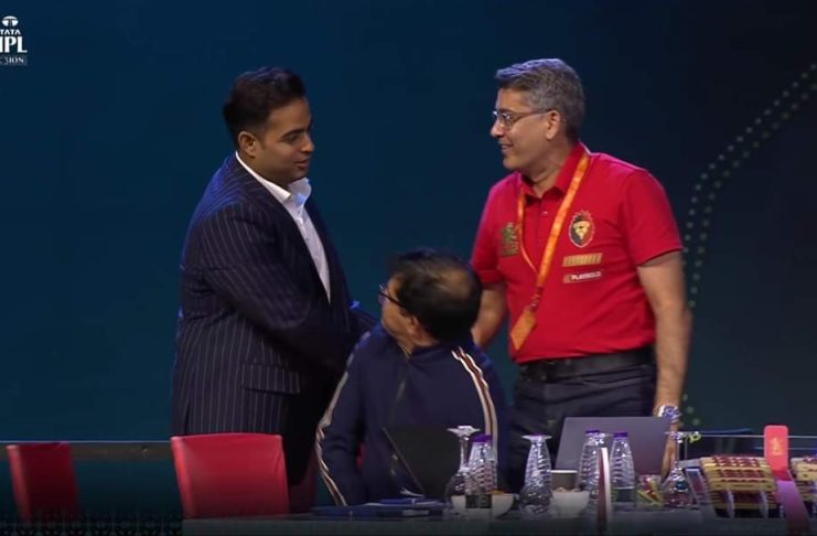 MI’s Akash Ambani acknowledges RCB’s decision of not using RTM on Will Jacks with a firm handshake during the IPL Auction