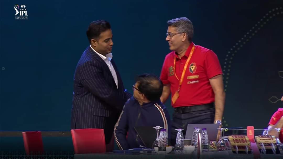 MI’s Akash Ambani acknowledges RCB’s decision of not using RTM on Will Jacks with a firm handshake during the IPL Auction