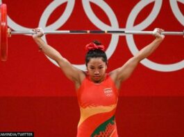 Mirabai performing the Jerk at Tokyo 2020 Olympics.