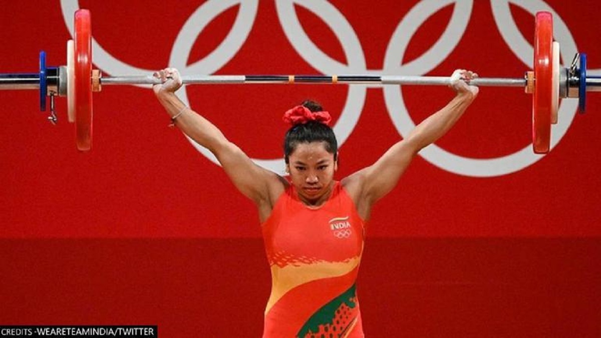 Mirabai performing the Jerk at Tokyo 2020 Olympics.