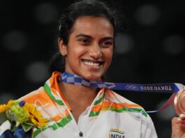 PV SINDHU WITH HER MEDAL