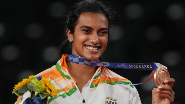 PV SINDHU WITH HER MEDAL